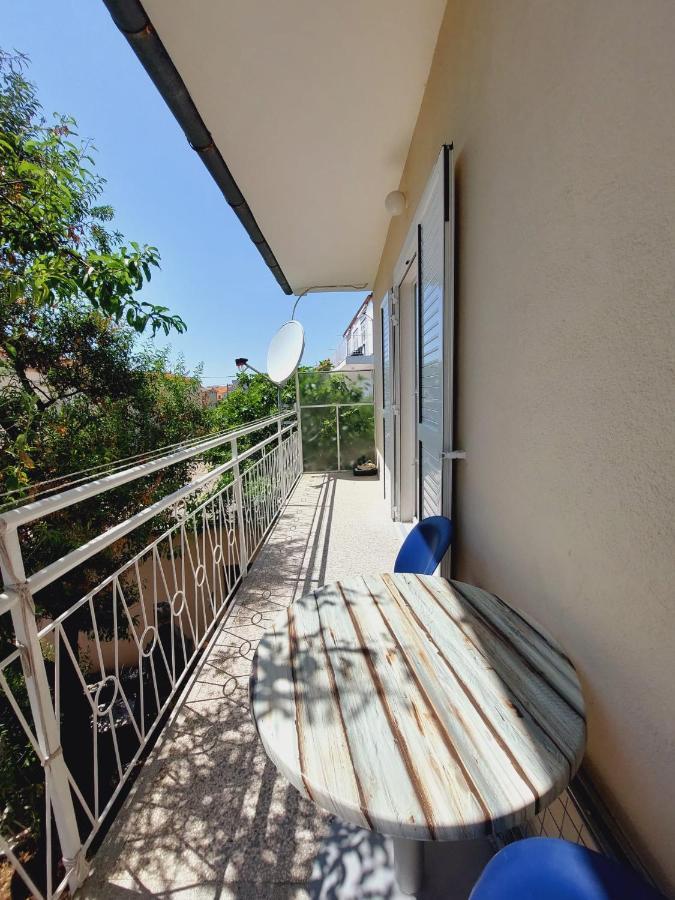 Apartments Mario Primosten Exterior photo