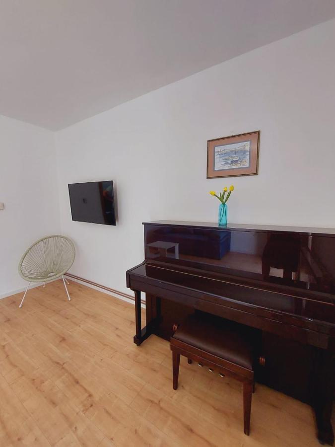 Apartments Mario Primosten Exterior photo